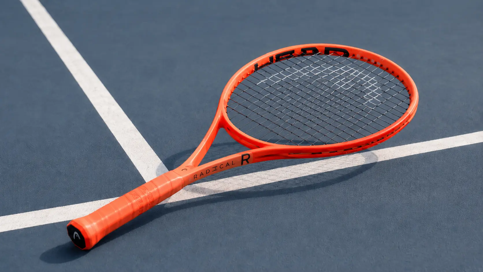 Raqueta Head Radical sobre una cancha de tenis, representando versatilidad all-court y precisión