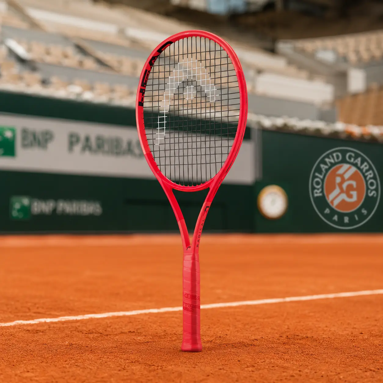 Raqueta HEAD Radical sobre una pista de Roland Garros, representando el perfil all court asociado a Flavio Cobolli