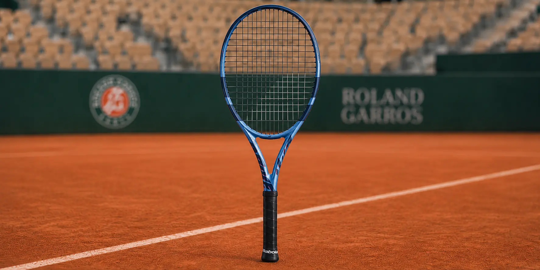 Raqueta Babolat Pure Drive sobre una cancha de tenis, representando la línea orientada a potencia fácil y profundidad