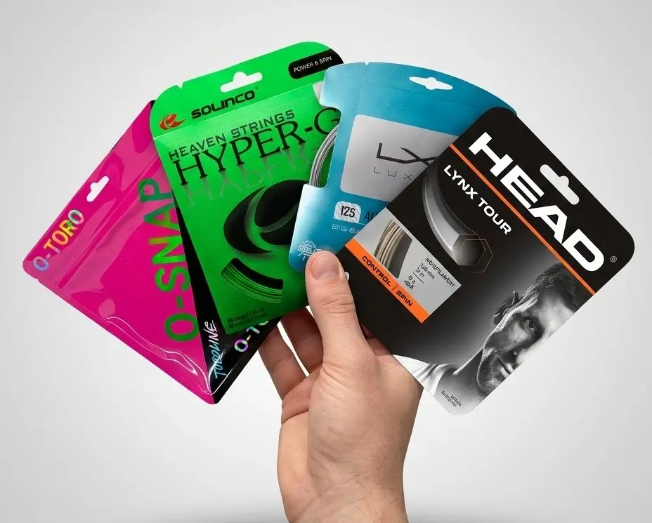 Una mano mostrando 4 paquetes de cuerdas de poliester