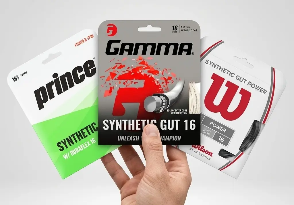 Una mano mostrando 3 paquetes de cuerdas de tripa sintética