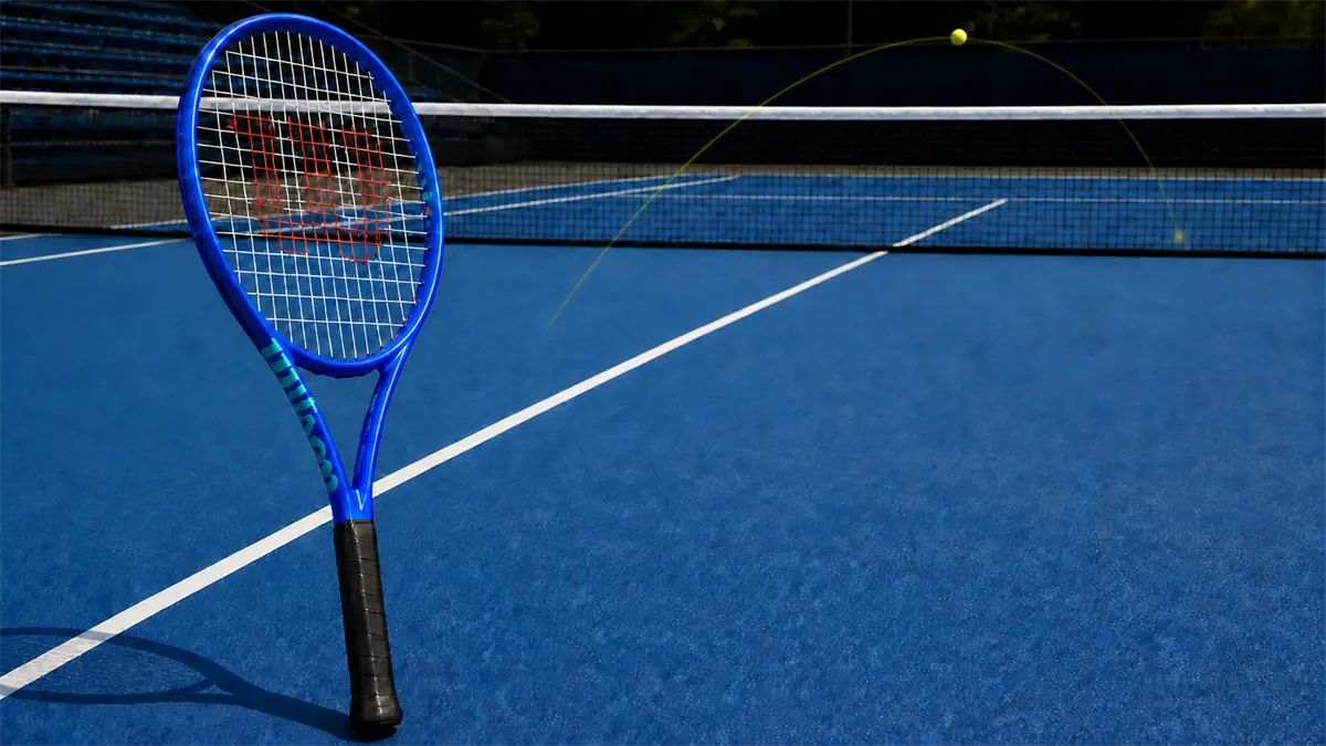 Raqueta Wilson Ultra 100 V5 azul en primer plano con una trayectoria rápida que pasa sobre la red y aterriza cerca de la línea de fondo