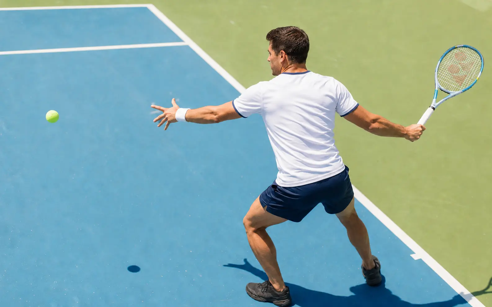 Jugador recreativo prepara una derecha compacta con una Yonex ASTREL en una pista dura de club.