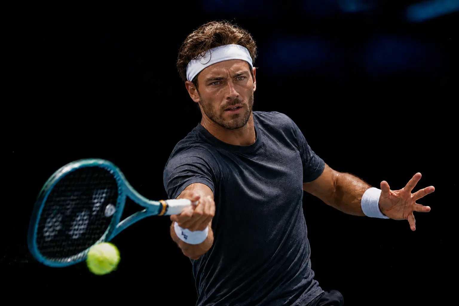 Jugador adulto ejecuta un golpe de derecha bajo con una Yonex PERCEPT verde menta.