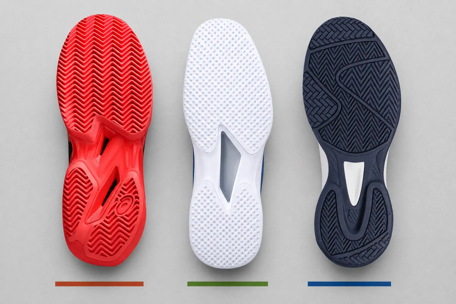 Comparacion cenital de tres suelas de zapatillas de tenis para tierra batida, hierba y pista dura